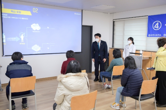 허유인 순천시의회 의장이 코로나19 백신 접종 첫날인 지난 26일, 보건소를 찾아 백신 접종 현장을 지켜보고 관계자들을 격려했다/사진=순천시의회