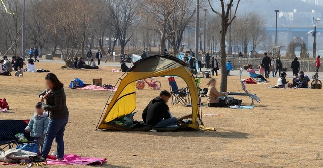 서울 낮 최고기온 15도 등 전국이 완연한 봄 날씨를 보인 지난 21일 오후 서울 서초구 반포 한강공원을 찾은 시민들이 봄기운을 만끽하고 있다. 