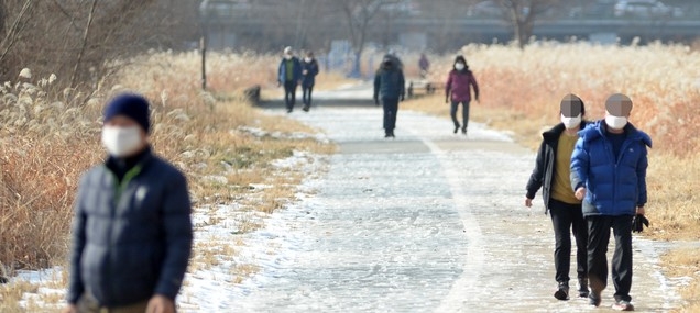 전주천변 산책로에 시민들이 산책을 즐기고 있다.