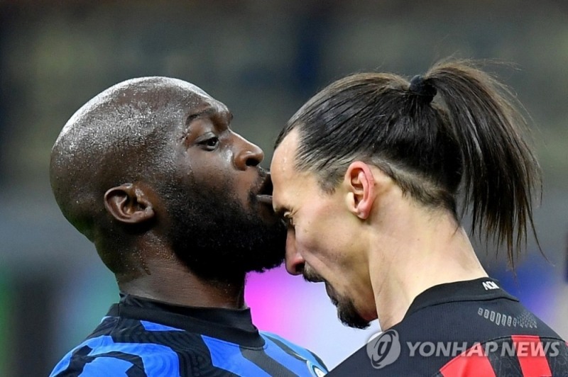 루카쿠와 설전을 벌이고 있는 즐라탄.