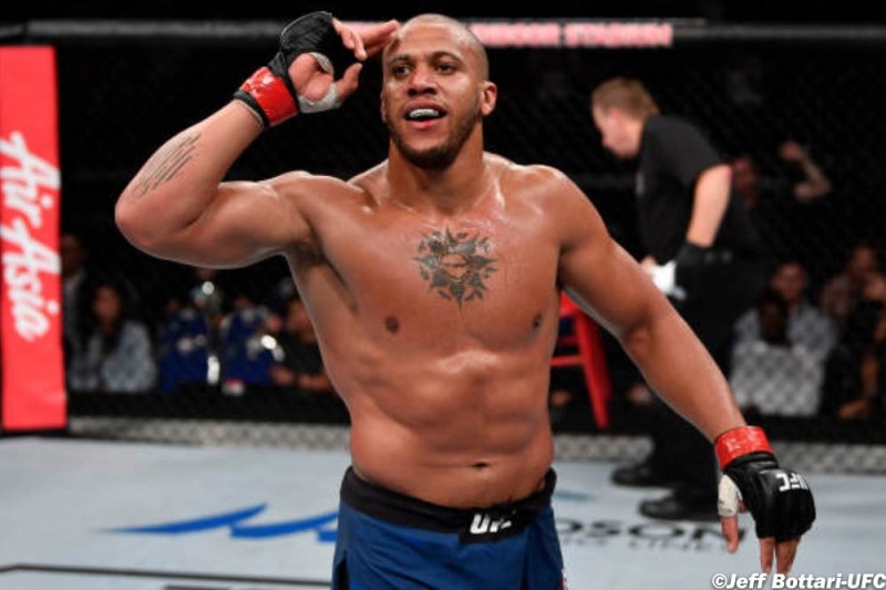 '신성' 가네, 무패 8연승. 'KO전문가' 로젠에 판정승-UFC헤비급