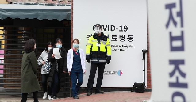 28일 오전 서울 중구 국립중앙의료원 중앙예방접종선터에서 신종 코로나바이러스 감염증(코로나19) 백신 접종을 마친 의료진이 센터를 나서고 있다.