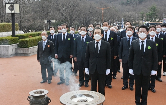 이용섭 광주광역시장이 28일 오전 대구 달서구 두류공원 2·28민주운동기념탑에서 열린 제61주년 2·28 민주운동 기념식에 참석해 참배 정세균 국무총리, 권영진 대구시장 등과 참배를 하고 있다./사진=광주시