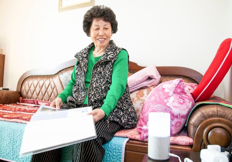 SK텔레콤과 서울대학교 의과대학 이준영 교수 연구팀은 AI스피커를 활용한 기억훈련 프로그램이 노년층 인지기능 향상에 미치는 영향에 대한 논문을 세계적 권위의 국제 학술지에 발표했다고 1일 밝혔다. 연구 결과에 따르면, '두뇌톡톡'을 이용한 어르신들의 기억 장애 진단 척도인 장기기억력, 언어유창성, 작업기억력 관련 인지능력 수치가 각각 13%, 11.4%, 15.5% 향상됐다.