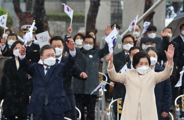 문재인 대통령 내외가 1일 오전 서울 종로구 탑골공원에서 열린 제102주년 3·1절 기념식에 참석해 만세삼창을 하고 있다.