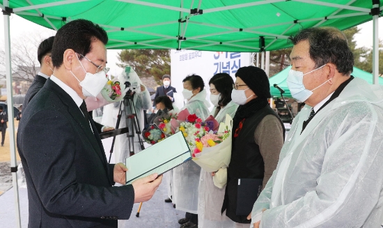 김영록 전라남도지사가 1일 오전 순천시 낙안읍성앞 광장에서 열린 제102주년 3ㆍ1절 기념식에서 독립유공자에 대한 시상을 하고 있다./사진=전라남도