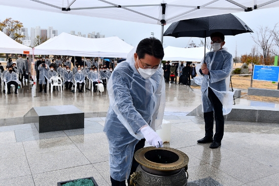 권오봉 여수시장이 1일 제102주년 3.1절을 맞아 여수항일운동기념탑에서 분향하고 있다./사진=여수시