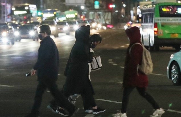 지난 22일 밤 서울 종로구 세종로 네거리에서 시민들이 옷깃을 여민 채 퇴근길 발걸음을 재촉하고 있다. 