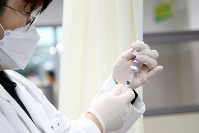 아스트라제네카(AZ)사가 개발한 신종 코로나바이러스 감염증(코로나19) 백신 접종이 시작된 지난달 26일 전북 군산시 군산시보건소에서 전북 1호 접종자에게 놓을 백신을 준비하고 있다. (사진=전북도청 제공)