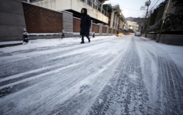 지난달 4일 서울 종로구 북촌의 한 골목에 빙판길이 만들어져 있다.
