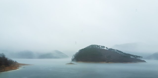 봄비가 내린 1일 전북 임실군 운암면 옥정호 일대가 운무(雲霧)로 장관을 이루고 있다.