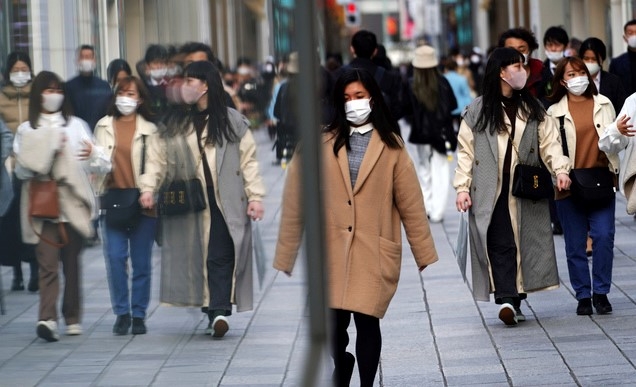 일본 수도 도쿄 시내에서 1일 신종 코로나바이러스 감염증(코로나19) 감염을 예방하기 위해 마스크를 착용한 시민들이 걷고 있다.