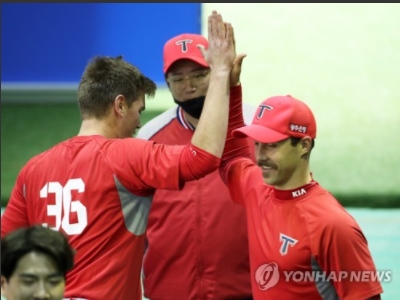 다니엘 멩덴과 애런 브룩스가 스프링캠프에서 서로 스트레칭을 하고 있다.