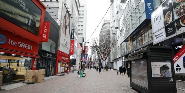 수도권의 사회적 거리두기 2.5단계가 17일까지 2주간 연장된 지난 1월 3일 오후 서울 중구 명동거리가 한산한 모습을 보이고 있다. 