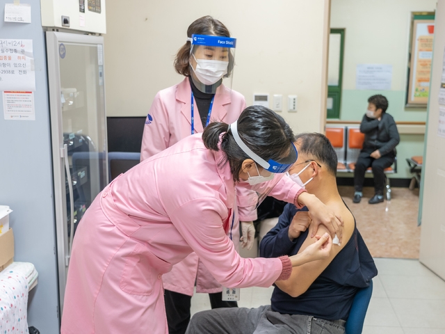 경북 울릉군(군수 김병수)은 지난 2월28일 전국 최초로 군 헬기를 이용해 아스트라제네카 백신을 공급받아 2일 오전부터 군 보건의료원에서 65세미만 송담실버타운 종사자와 입소자를 대상으로 첫 예방접종을 실시하고 있다.(사진=울릉군 제공)