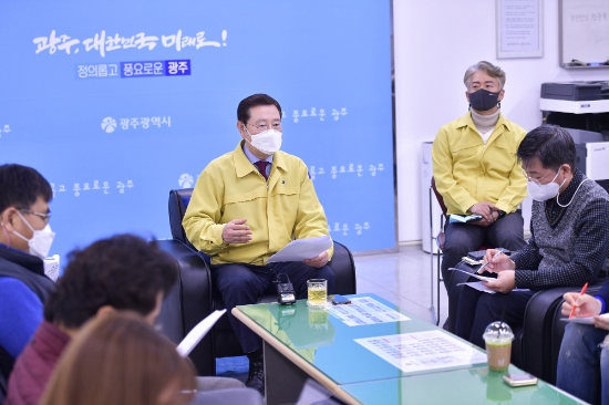 이용섭 광주광역시장이 2일 오전 시청 기자실에서 국가 고자기장연구소 유치 계획을 발표하고 있다./사진=광주시