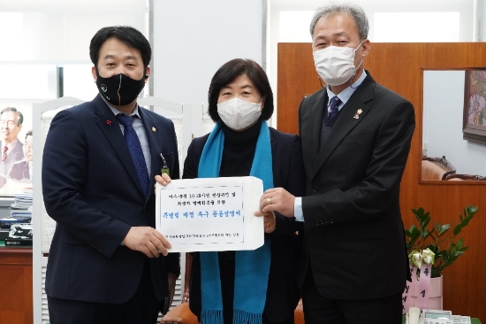 서영교 행안위원장을 방문한 허유인 의장(왼쪽)과 전창곤 의장/사진=순천시의회