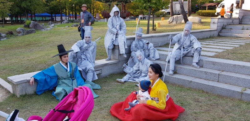 안산김홍도축제의 김홍도마임 및 한복체험 모습 / 사진 = 경기도뉴스포털