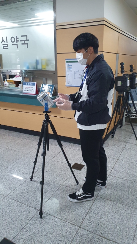 실내 공기질 검사를 위한 시료 채취 모습. / 사진 = 경기도뉴스포털