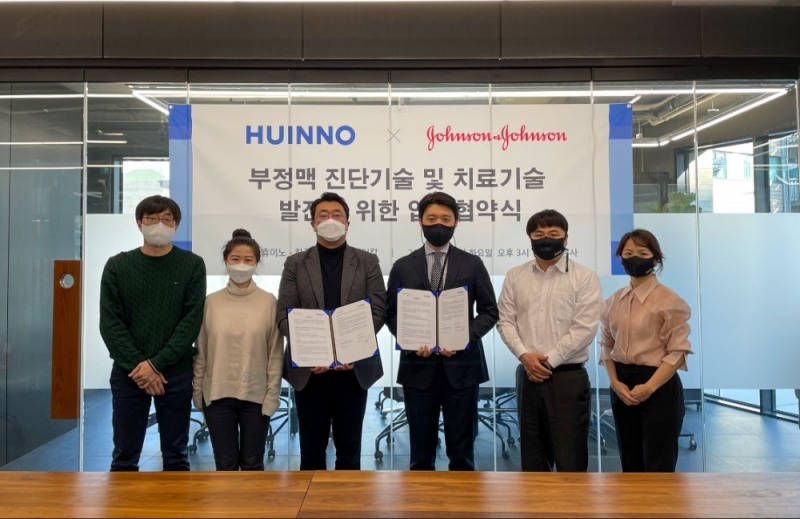 휴이노 길영준 대표(사진 왼쪽 세 번째)와 한국존슨앤존슨메디칼 유병재 대표이사(사진 오른쪽 세 번째) 및 각 사 관계자가 함께 업무 협약식을 체결했다.