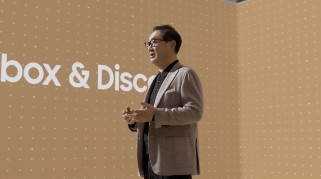 온라인으로 진행된 'Unbox & Discover' 행사에서 삼성전자 영상디스플레이사업부장 한종희 사장이 환영사를 하고 있다 / 사진 제공 = 삼성전자