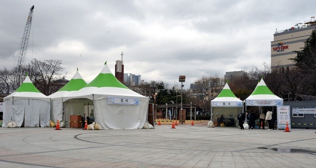 대구 지역 신종 코로나바이러스 감염증(코로나19) 확진자가 14명으로 집계된 2일 오전 대구 중구 국채보상운동기념공원에 마련된 코로나19 임시선별검사소가 한산한 모습이 보이고 있다.