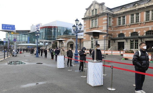 지난 2일 오전 서울역 광장에 설치된 중구 코로나19 임시선별검사소에서 시민들이 검사를 받기 위해 대기하고 있다.