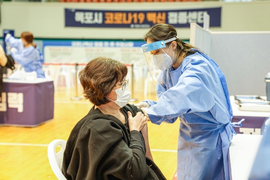 목포시, 요양시설 백신접종 실내체육관에서 시작/사진=목포시