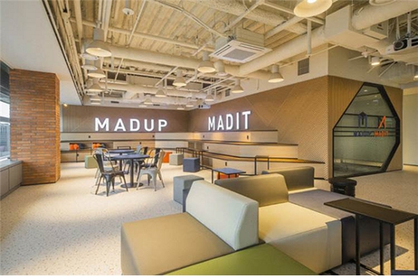 사진=강남역에 위치한 삼성생명 서초타워 20층 매드업 오피스 라운지 전경