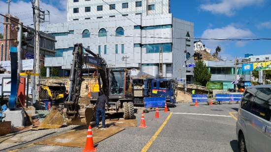 근대역사문화거리 일원 총 연장 2.2km에 세워진 전봇대 등을 땅속에 묻는 지중화 사업현장 모습/사진=목포시