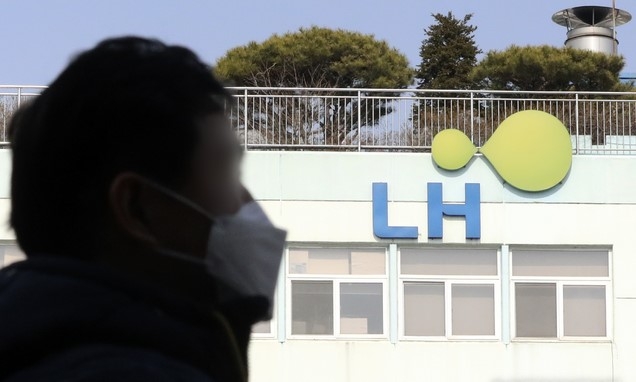 경찰이 3일 한국토지주택공사(LH) 임직원들이 광명·시흥 신도시 지정 발표 전에 미공개 정보를 이용해 100억원대 땅을 사들였다는 의혹과 관련해 수사에 착수했다고 밝혔다. 전날 민주사회를위한변호사모임(민변)과 참여연대는 기자회견을 열고 LH 임직원 10여명이 3기 신도시 중 최대 규모로 지정된 경기 광명·시흥지구에 100억 원대 토지를 매입했다는 투기 의혹을 제기, LH는 의혹과 관련해 해당 직원 12명을 직무배제 조치했다. 사진은 이날 오후 한국토지주택공사(LH) 서울지역본부의 모습.