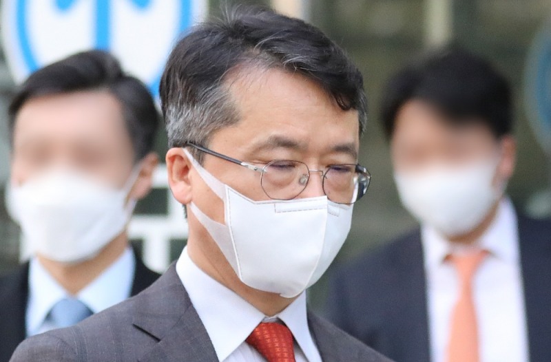 박현종 bhc회장이 3일 오후 서울 송파구 서울동부지방법원에서 열린 '소송 정보 획득 목적 BBQ 내부망 침입' 관련 정보통신망법 위반(정보통신망침해 등) 혐의 1차 공판을 마친 뒤 차량으로 이동하며 눈을 감고 있다. (사진=뉴시스)