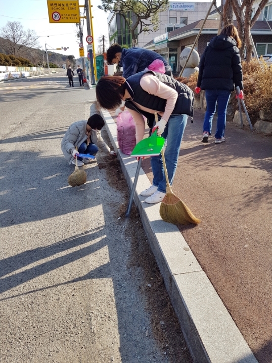 장흥군 관산읍 행정복지센터는 읍내 시가지 상가 주변에서 환경 정화 활동을 펼쳤다/사진=장흥군
