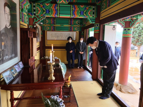 정존순 장흥군수가 안중근 의사를 모신 해동사를 찾아 참배하고있다/사진=장흥군