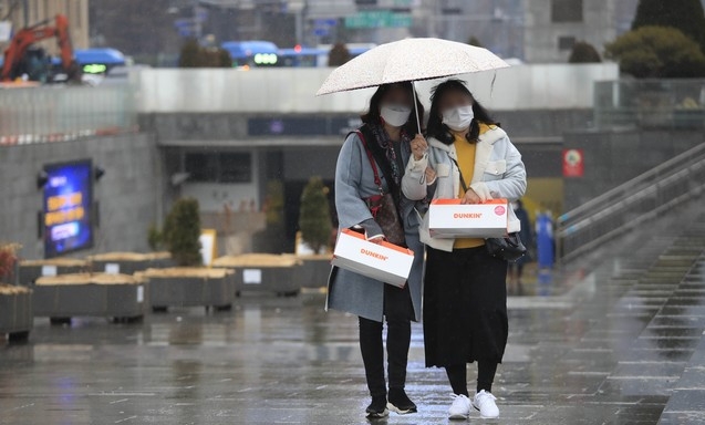 서울 지역에 비가 내리고 있는 지난 1월21일 오후 서울 종로구 광화문광장에서 우산을 쓴 시민들이 걷고 있다. 