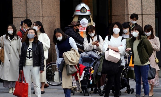 지난 1일 일본 수도 도쿄의 한 교차로에서 시민들이 신종 코로나바이러스 감염증(코로나19) 감염 예방을 위해 마스크를 쓴 채 신호를 기다리고 있다.