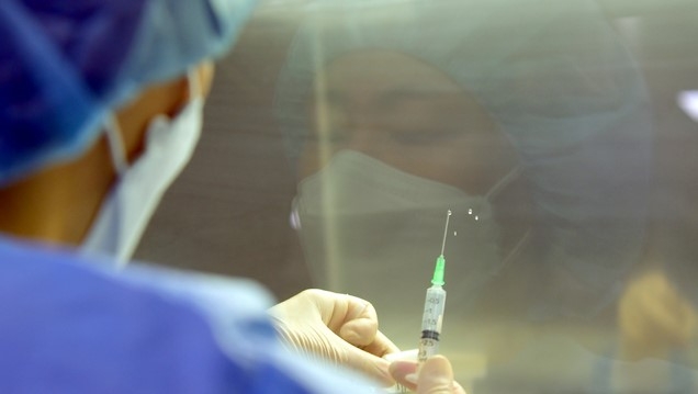 3일 오전 광주 동구 조선대학교병원 의성관에 설치된 호남권역예방접종센터 무균조제실(클린벤치)에서 의료진이 화이자 백신과 생리식염수 희석 작업을 하고 있다.