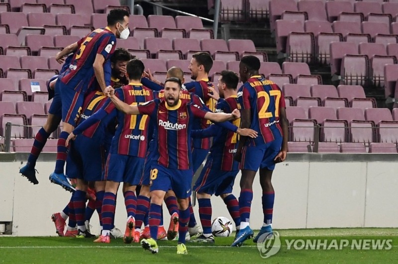 후반 추가시간 터진 제라르 피케의 득점을 축하하는 바르셀로나 선수들. (AFP=연합뉴스)