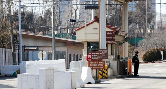 최근 한국에 도착한 주한미군 장병 10명과 미군 가족 2명 등 12명이 신종 코로나바이러스 감염증(코로나19) 확진 판정을 받아 주한미군 사령부가 자택대기령을 27일까지 연장했다. 사진은 27일 서울 용산구 미군기지 입구.