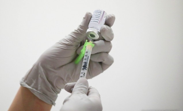 상급종합병원 의료진을 대상으로 하는 아스트라제네카(AZ) 백신 접종이 시작된 4일 오전 경기 고양시 명지병원에서 의료진이 백신을 주사기에 넣고 있다.