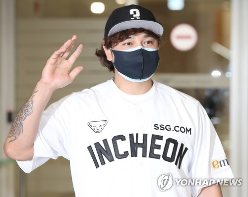 추신수가 메이저리거에서 국내로 복귀하자마자 KBO 리그 최고 연봉선수(27억원)가 됐다.