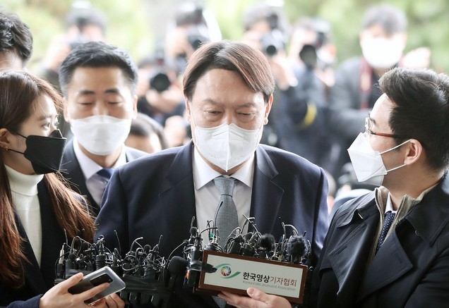 윤석열 검찰총장이 4일 오후 서울 서초구 대검찰청에서 총장직 사의 표명 후 대검찰청으로 들어가고 있다.