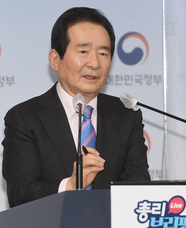 정세균 국무총리가 4일 오후 서울 종로구 정부서울청사 합동브리핑실에서 한국토지주택공사(LH) 직원들의 광명·시흥 등 3기 신도시 투기 의혹과 관련 정부합동조사단 발족과 전수조사 계획 등 주요 정책현안 브리핑을 하고 있다. (공동취재사진)