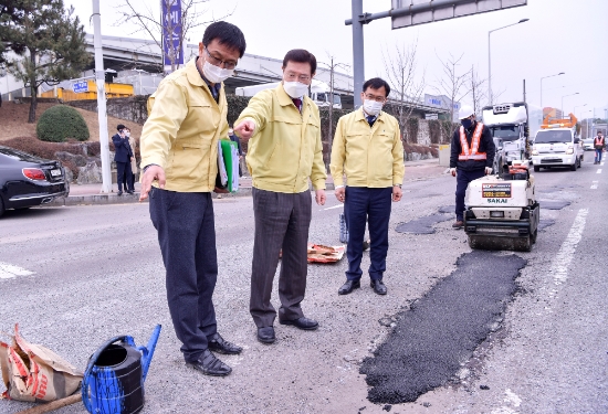 이용섭 광주광역시장이 4일 오전 서구 매월동 서부농수산물유통센터 인근 파손도로(포트홀) 응급복구 현장을 찾아 직원들을 격려하고 복구작업을 살펴보고 있다./사진=광주시