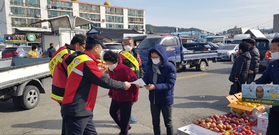 진도군이 오는 5월 15일까지 봄철 산불방지대책본부를 가동하고 논·밭두렁 태우기에 대한 잘못된 인식을 바로잡기 위해 소각 산불 제로화 현장 캠페인을 펼쳤다/사진=진도군