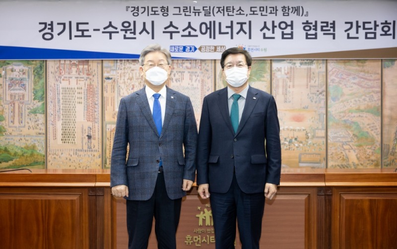 간담회 현장의 이재명 지사 모습(좌) / 사진 = 경기도뉴스포털