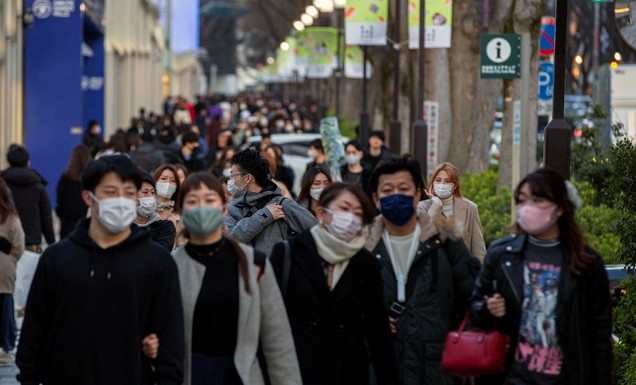 지난달 28일 일본 도쿄의 한 쇼핑거리가 시민들로 붐비고 있다. 코로나19 감염 예방을 위해 마스크를 착용한 모습이다. 