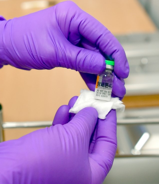 2일 오전 광주 동구 조선대학교병원 의성관에 설치된 신종 코로나바이러스 감염증(코로나19) 호남권역예방접종센터에서 화이자 백신 접종 모의훈련이 펼쳐지고 있다. 의료진이 해동된 백신을 소독하고 있다.