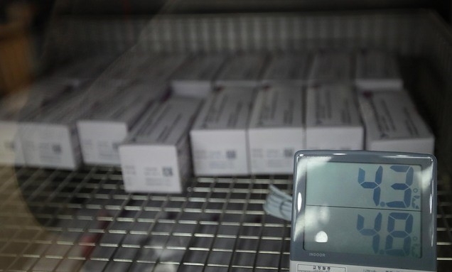 4일 서울 종로구 서울대학교 어린이병원 내 강의실에서 코로나19 아스트라제네카(AZ) 백신 접종이 진행됐다. 사진은 전용 냉장고에 보관중인 백신.