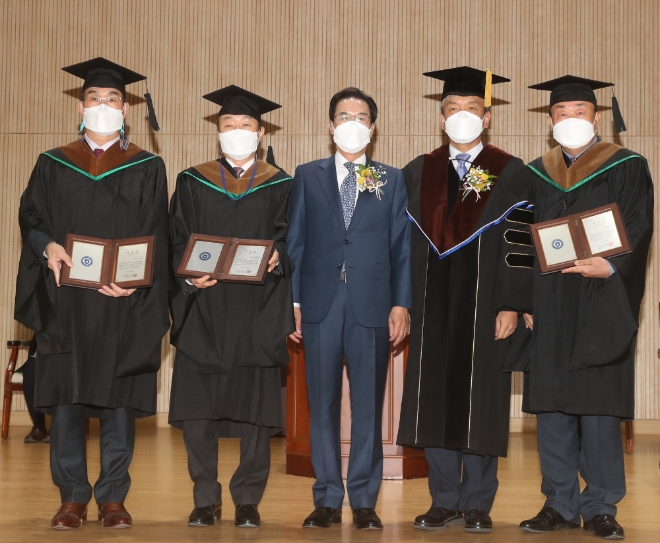 (왼쪽부터) 퇴촌농협 안진근 조합장, 고산농협 제갈이술 조합장, 이성희 회장, 최상목 농협대학교 총장, 청계농협 정도식 조합장